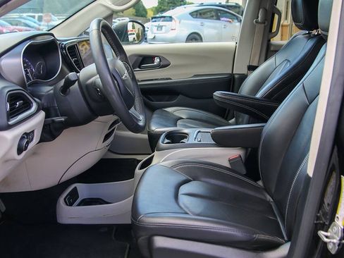 Used 2023 Chrysler Pacifica Touring-L FWD image 38