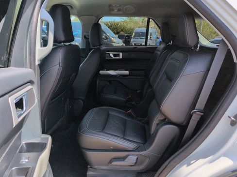 Used 2023 Ford Explorer XLT RWD image 14