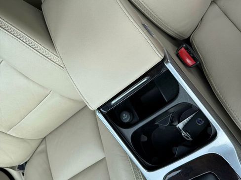 Used 2016 Volvo XC70 T5 Premier w/ Proximity Package image 32