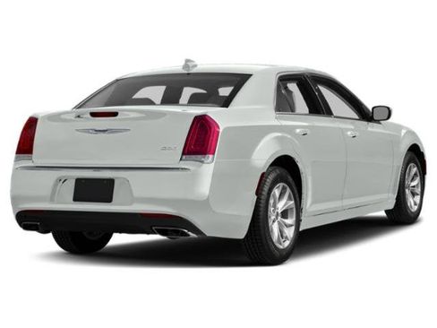 Used 2015 Chrysler 300 Limited RWD image 2