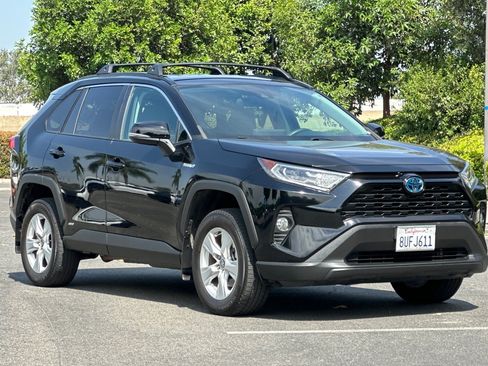 Used 2021 Toyota RAV4 XLE AWD/4WD image 6