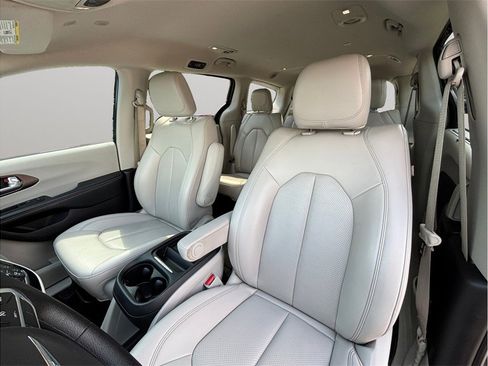 Used 2021 Chrysler Voyager Lxi FWD image 16