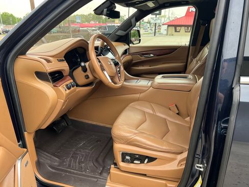Used 2017 Cadillac Escalade ESV Platinum AWD/4WD image 26