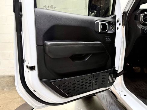 Used 2019 Jeep Wrangler Unlimited Sahara w/ Uconnect 4C Nav & Sound Group AWD/4WD image 11