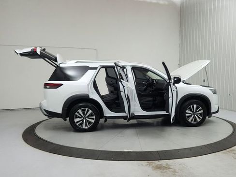 Used 2025 Nissan Pathfinder SL w/ Cargo Package FWD image 16