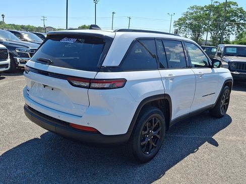 Used 2024 Jeep Grand Cherokee Altitude AWD/4WD image 5
