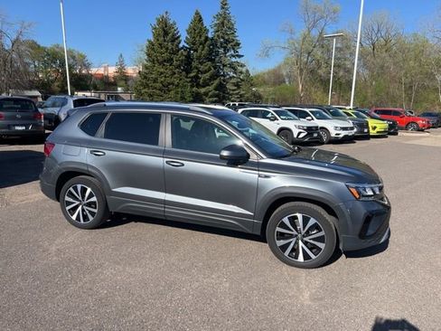 Used 2023 Volkswagen Taos SE w/ Panoramic Sunroof Package AWD/4WD image 2