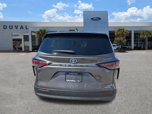 Used 2022 Toyota Sienna XLE image 5