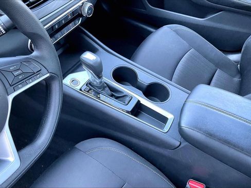 Used 2025 Nissan Altima 2.5 SV FWD image 16