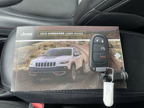 Used 2019 Jeep Cherokee Latitude Plus image 40