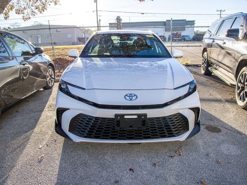 Used 2025 Toyota Camry SE image 4