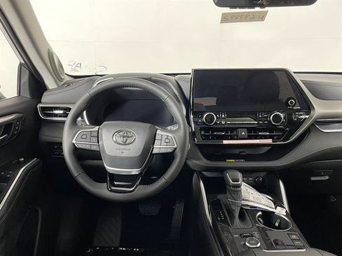New 2026 Toyota Highlander Limited AWD/4WD image 13