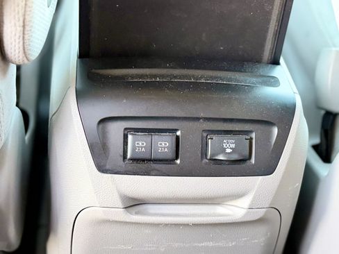 Used 2019 Toyota Sienna LE w/ Carpet Mat Package FWD image 29