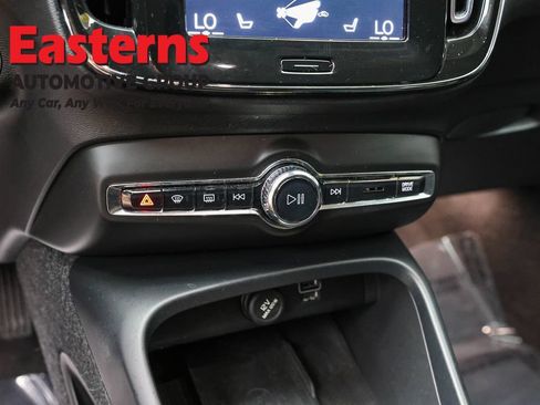 Used 2022 Volvo XC40 T5 Momentum AWD/4WD image 19