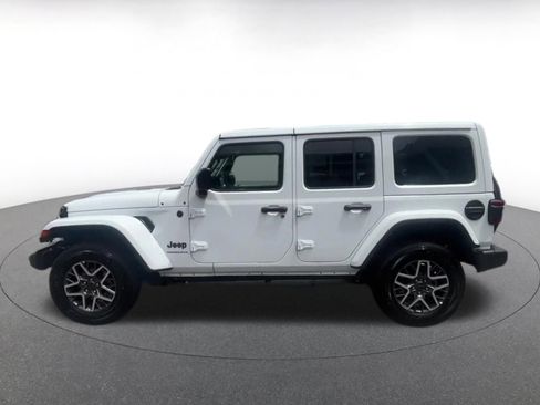 Used 2025 Jeep Wrangler Unlimited Sahara AWD/4WD image 8