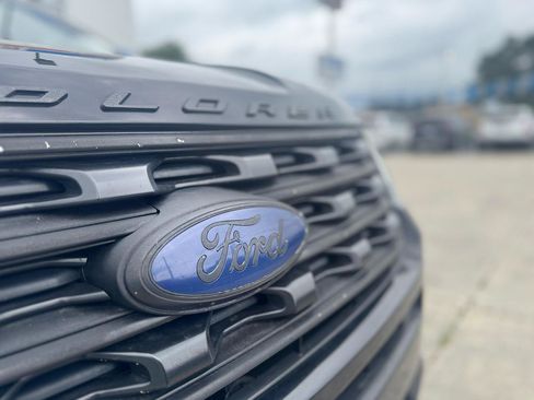 Used 2017 Ford Explorer Limited w/ Equipment Group 301A FWD image 11