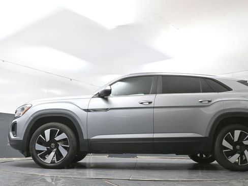 Used 2025 Volkswagen Atlas Cross Sport SE FWD image 54
