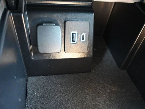 Used 2023 Ford Explorer XLT w/ Equipment Group 202A image 13