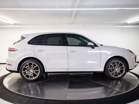Certified 2023 Porsche Cayenne AWD/4WD image 8