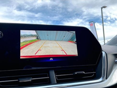 Used 2024 Chevrolet Trax LT w/ Sunroof Package image 14