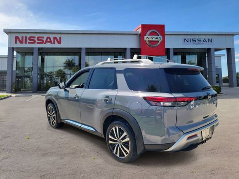 Used 2023 Nissan Pathfinder Platinum FWD image 4