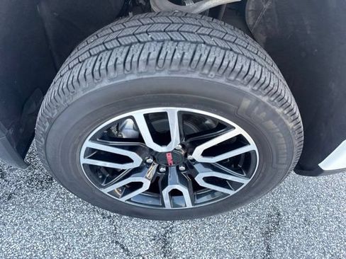 Used 2024 GMC Sierra 1500 AT4 w/ Technology Package AWD/4WD image 9
