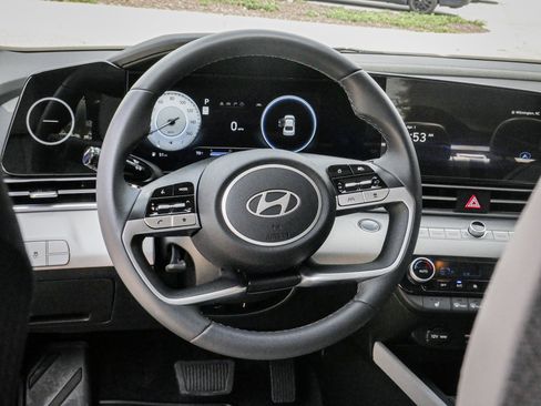 Used 2025 Hyundai Elantra Limited image 6