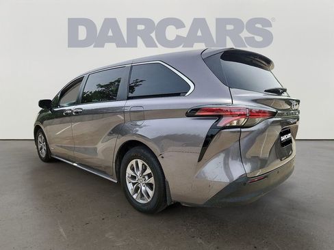 Used 2021 Toyota Sienna XLE image 4