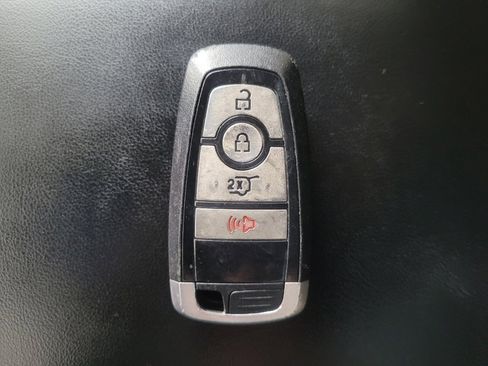 Used 2022 Ford Explorer XLT image 32