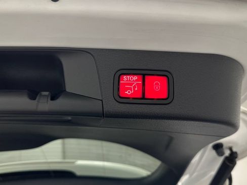 Used 2023 Mercedes-Benz GLB 250 4MATIC w/ Premium Package image 22