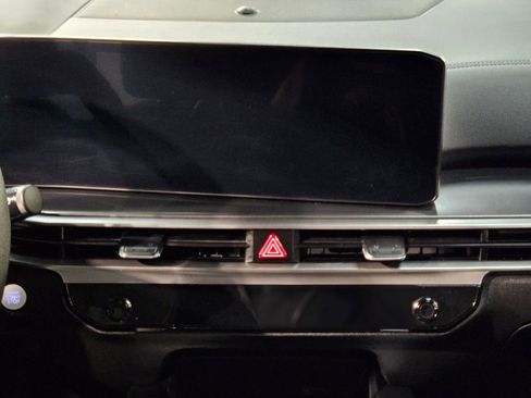 Used 2024 Kia Sorento LX image 16