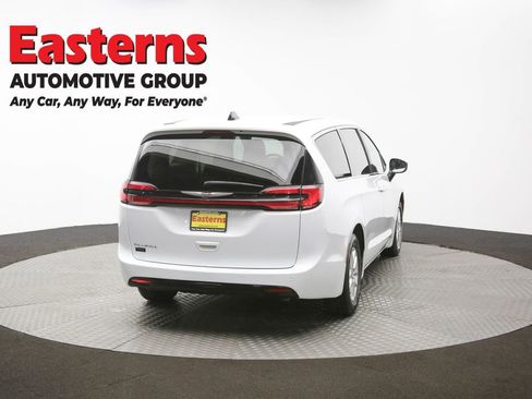 Used 2023 Chrysler Pacifica Touring-L image 38