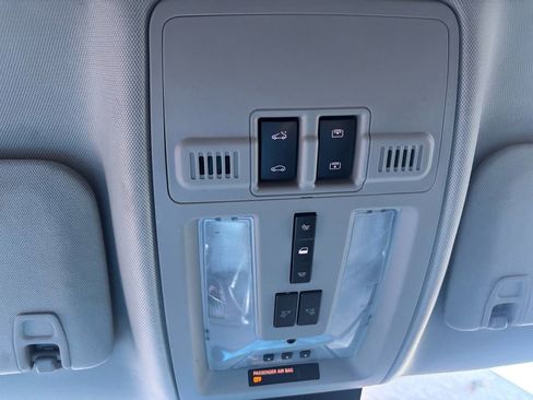 Used 2010 Cadillac SRX Luxury image 30