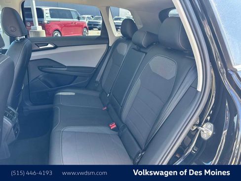 Used 2022 Volkswagen Taos SE w/ Panoramic Sunroof Package image 12
