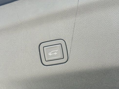 New 2025 Chevrolet Suburban Premier image 32