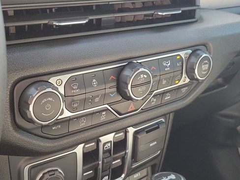 Used 2024 Jeep Wrangler Willys image 23