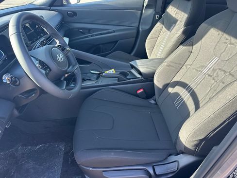 Certified 2025 Hyundai Elantra Sport FWD image 9