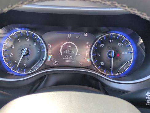 Used 2024 Chrysler Pacifica Touring-L FWD image 19