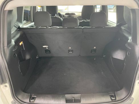 Used 2023 Jeep Renegade Latitude w/ Premium Group image 8