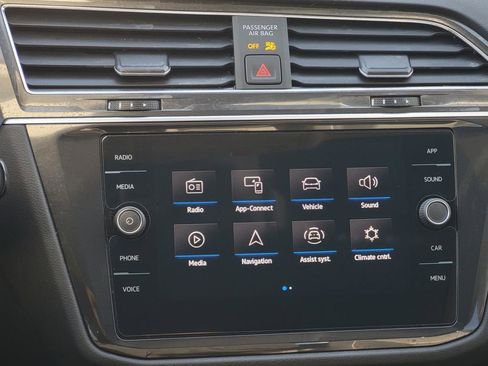 Used 2021 Volkswagen Tiguan SE w/ Panoramic Sunroof Package image 24