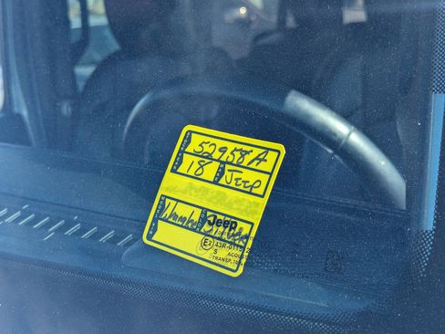 Used 2018 Jeep Wrangler Unlimited Sahara image 29