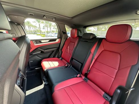 Used 2025 Porsche Cayenne S AWD/4WD image 33