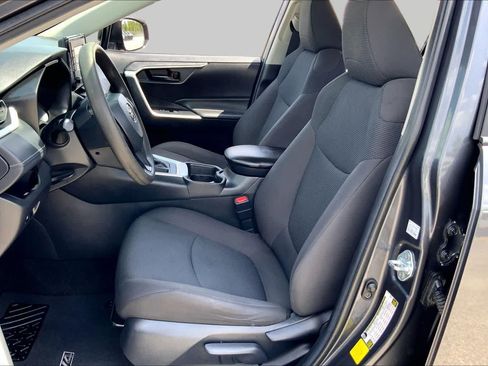 Used 2020 Toyota RAV4 LE FWD image 8