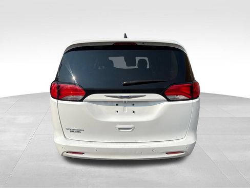 Used 2020 Chrysler Voyager L FWD image 8