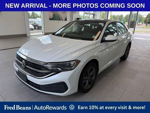 Used 2024 Volkswagen Jetta SE w/ Panoramic Sunroof Package FWD image 2