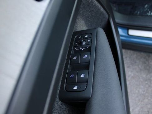 Used 2025 Volvo XC40 B5 Plus image 11