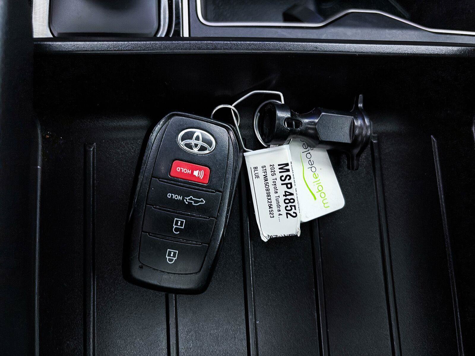 Used 2025 Toyota Tundra Limited AWD/4WD image 34