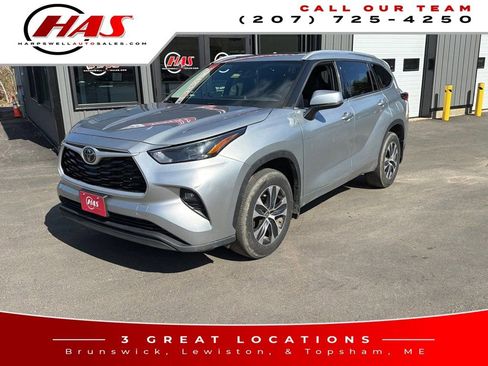 Used 2022 Toyota Highlander XLE AWD/4WD image 1