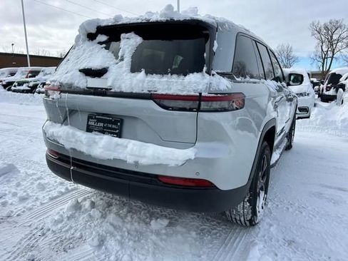 New 2025 Jeep Grand Cherokee Altitude image 3