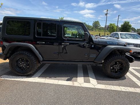 Used 2025 Jeep Wrangler Willys AWD/4WD image 7